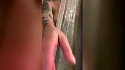 HoneyBee online show from April 7, 8:42 pm