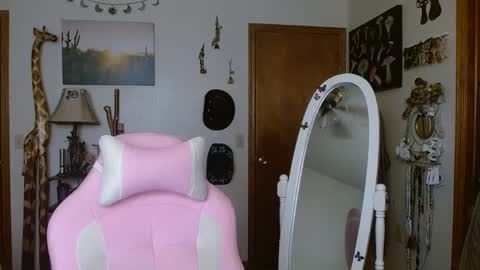 Honey Bee online show from December 2, 6:54 pm