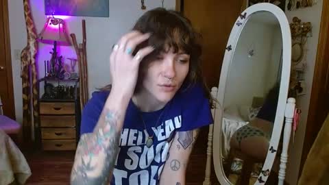 Honey Bee online show from February 3, 7:21 pm