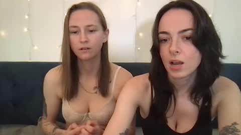 Snapshot of honeybeexx69 chatting on March 7, 3:40 am HoneyBeeXx69 online show from March 7, 3:40 am