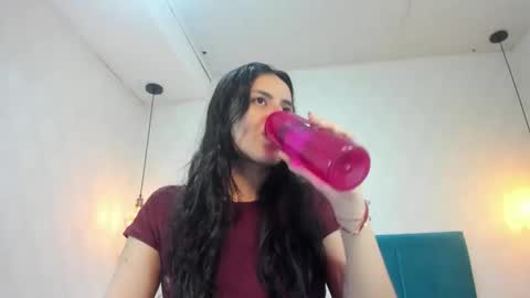 Snapshot of honeybuu_ chatting on June 6, 2:44 pm Emily online show from June 6, 2:44 pm
