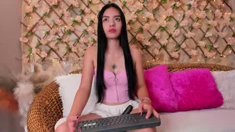 honeymiia online show from April 17, 1:58 pm