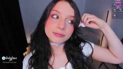 Snapshot of honeymoontea chatting on May 12, 11:57 pm online show from May 12, 11:57 pm
