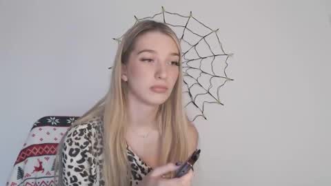 Snapshot of honeyveil chatting on October 31, 1:34 pm honeyveil online show from October 31, 1:34 pm