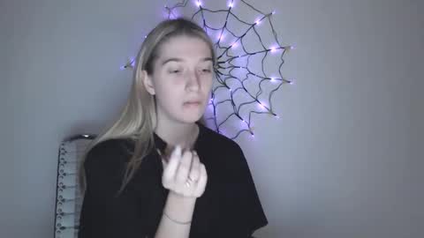 Snapshot of honeyveil chatting on November 6, 2:07 pm honeyveil online show from November 6, 2:07 pm