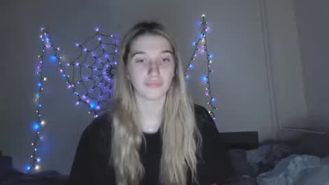 Snapshot of honeyveil chatting on November 18, 3:27 pm honeyveil online show from November 18, 3:27 pm