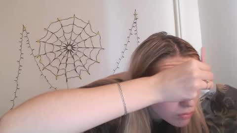 Snapshot of honeyveil chatting on November 19, 1:11 pm honeyveil online show from November 19, 1:11 pm