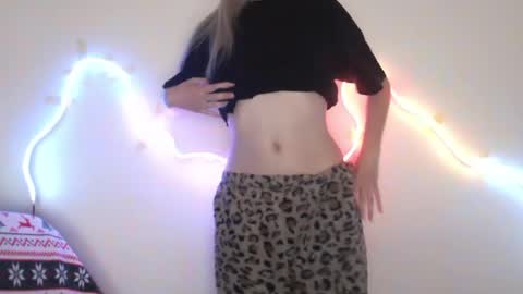 Snapshot of honeyveil chatting on May 9, 11:37 am honeyveil online show from May 9, 11:37 am