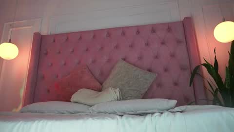 Honey Moon  Help me to reach 100 thumbs up online show from April 15, 7:32 pm