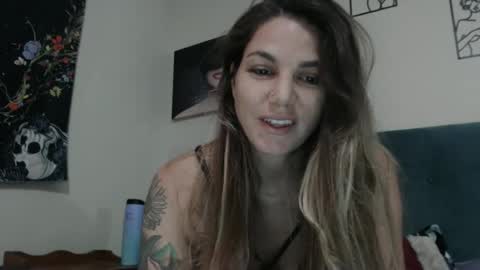 Snapshot of hoodhippy chatting on October 26, 5:02 am HoodHippy online show from October 26, 5:02 am