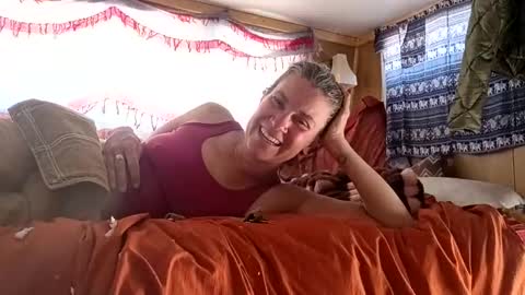 hoodoou online show from April 4, 9:23 pm