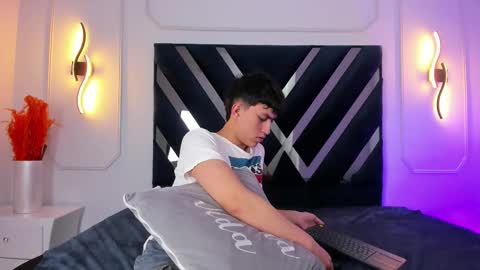 hoot_booys_ online show from February 26, 8:41 pm