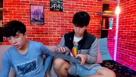 Snapshot of hoot_boyss_ chatting on June 16, 8:11 pm Jake y Troy online show from June 16, 8:11 pm