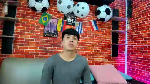 Snapshot of hoot_boyss_ chatting on June 18, 8:02 pm Jake y Troy online show from June 18, 8:02 pm