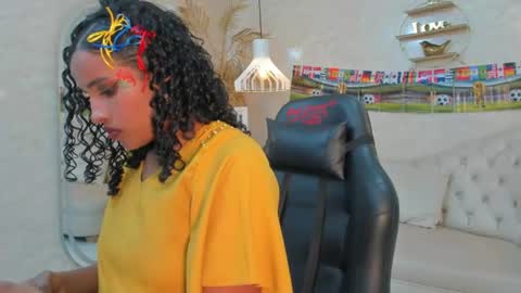 Snapshot of horny_curlss chatting on June 18, 3:40 am Horny Curls online show from June 18, 3:40 am
