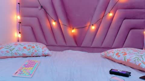 Khloe  online show from November 14, 1:21 pm