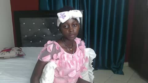 Snapshot of hornybella4 chatting on December 18, 12:10 am Bella online show from December 18, 12:10 am