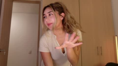Snapshot of hornyholly__ chatting on May 28, 12:19 am Holly online show from May 28, 12:19 am