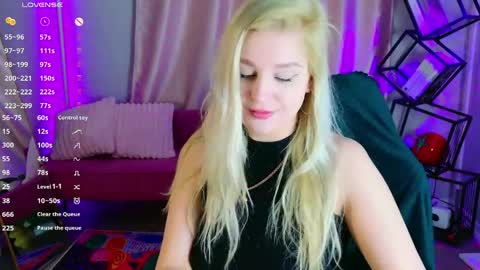 Snapshot of hot__blondie chatting on May 11, 5:24 am Veronica Vi online show from May 11, 5:24 am