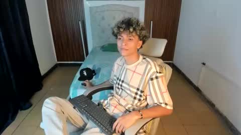 Snapshot of hot_bunny713 chatting on November 28, 4:59 am hot bunny online show from November 28, 4:59 am