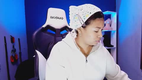 Snapshot of hot_chocolate_4u chatting on November 10, 12:15 pm hot chocolate 4u online show from November 10, 12:15 pm