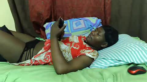 Snapshot of hot_darling95 chatting on February 14, 7:17 am Milly online show from February 14, 7:17 am
