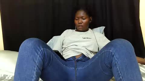 Snapshot of hot_darling95 chatting on October 8, 6:33 am Milly online show from October 8, 6:33 am