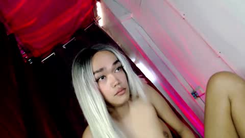 hot_moma69 online show from April 16, 5:19 am