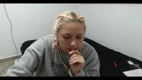 Snapshot of hot_mommymia chatting on January 11, 11:35 pm Mia online show from January 11, 11:35 pm
