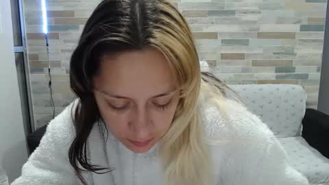 Snapshot of hot_mommymia chatting on October 3, 2:52 am Mia online show from October 3, 2:52 am