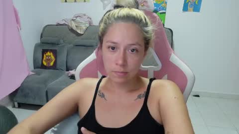 Mia online show from April 6, 11:16 pm