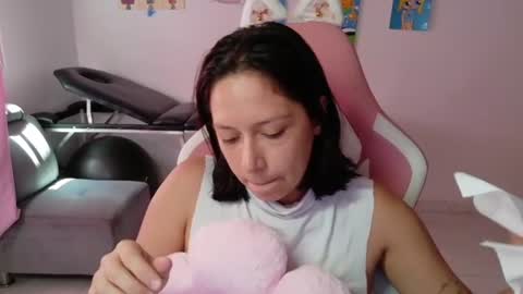 Snapshot of hot_mommymia chatting on June 20, 4:54 pm Mia online show from June 20, 4:54 pm