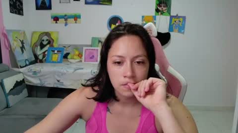 Snapshot of hot_mommymia chatting on July 4, 6:14 pm Mia online show from July 4, 6:14 pm