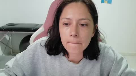 Snapshot of hot_mommymia chatting on July 8, 12:37 am Mia online show from July 8, 12:37 am