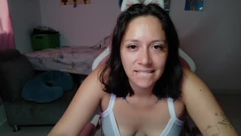 Snapshot of hot_mommymia chatting on July 15, 3:06 pm Mia online show from July 15, 3:06 pm