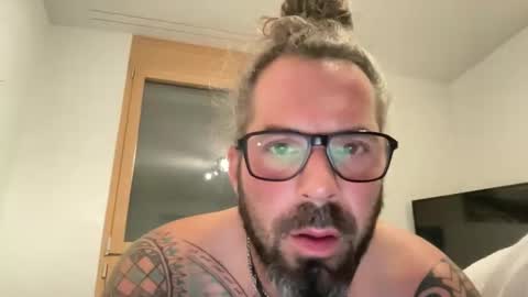 Snapshot of hot_sex83 chatting on December 18, 9:43 pm letmedoo2 online show from December 18, 9:43 pm