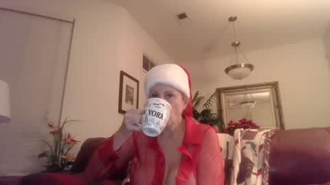 Snapshot of hotblondemilf1962 chatting on December 22, 10:17 am hotblondemilf1962 online show from December 22, 10:17 am