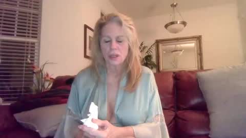 Snapshot of hotblondemilf1962 chatting on January 6, 9:19 am hotblondemilf1962 online show from January 6, 9:19 am