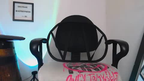 Snapshot of hotboyneon490 chatting on December 21, 6:23 pm Alex Neon online show from December 21, 6:23 pm