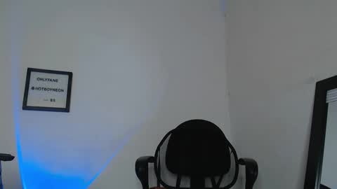 Snapshot of hotboyneon490 chatting on December 27, 11:42 pm Alex Neon online show from December 27, 11:42 pm