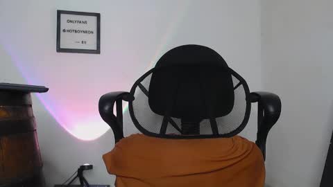 Snapshot of hotboyneon490 chatting on January 5, 3:23 pm Alex Neon online show from January 5, 3:23 pm