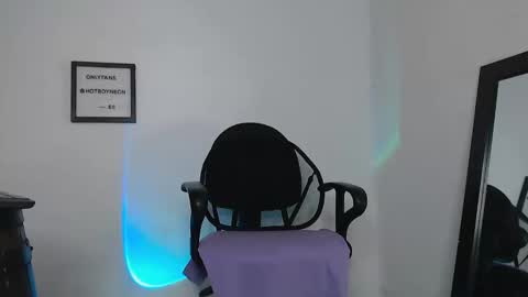 Snapshot of hotboyneon490 chatting on January 31, 9:05 pm Alex Neon online show from January 31, 9:05 pm