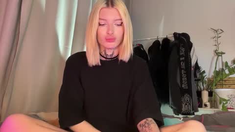 hotchubently online show from October 22, 3:23 pm