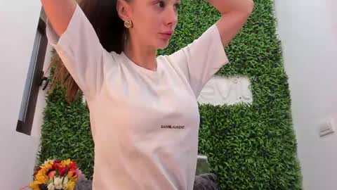 hotfallingdevil online show from April 20, 4:04 am