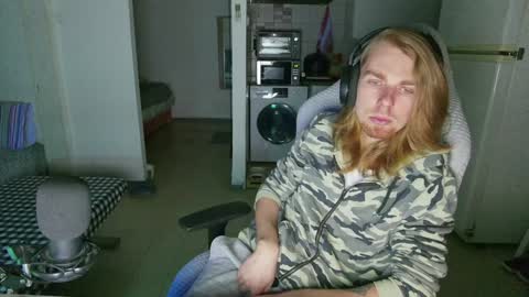 Snapshot of hotinhell666 chatting on December 14, 4:31 pm Hikikomori Alex online show from December 14, 4:31 pm