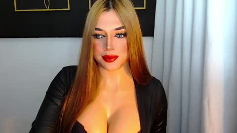 Snapshot of hotstellacumxxx chatting on December 4, 9:35 pm STELLA online show from December 4, 9:35 pm