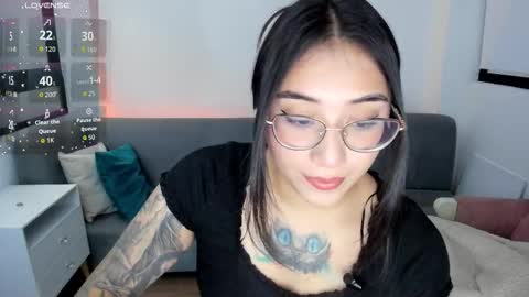 Snapshot of hottbee1 chatting on November 28, 8:00 pm AMY online show from November 28, 8:00 pm