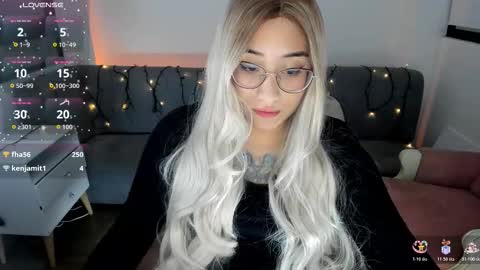 Snapshot of hottbee1 chatting on December 4, 9:12 pm AMY online show from December 4, 9:12 pm