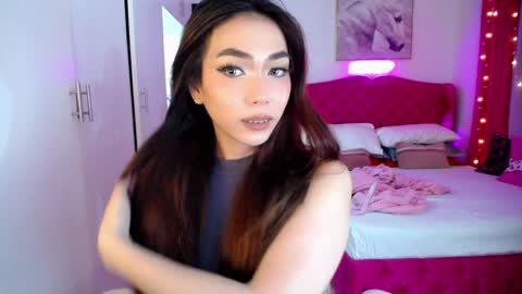 Snapshot of hottie_lexie chatting on December 22, 9:11 am LEXIE- dont forget to give me thumbs up online show from December 22, 9:11 am