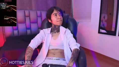 Snapshot of hottiesjuls chatting on June 27, 7:19 pm Juls online show from June 27, 7:19 pm